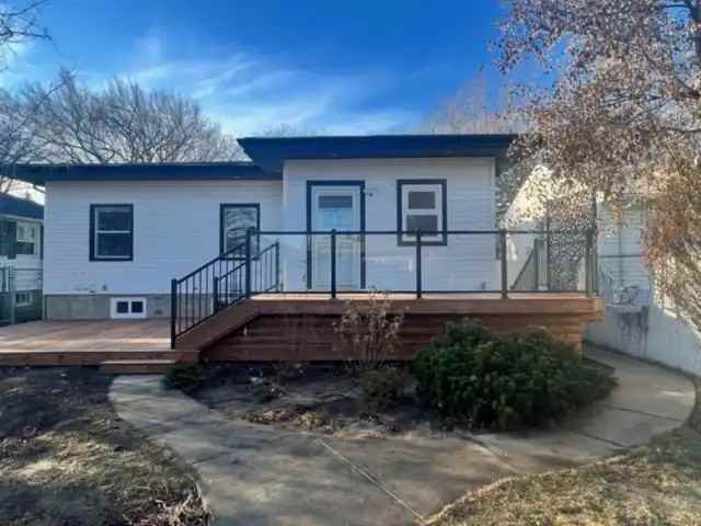 9707 75a St Nw - Photo 3 of 30