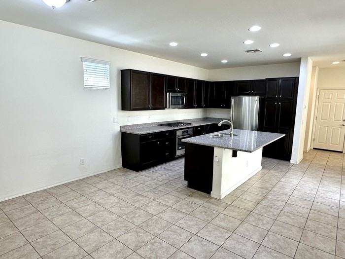 3833 E Robert St - Photo 5 of 32