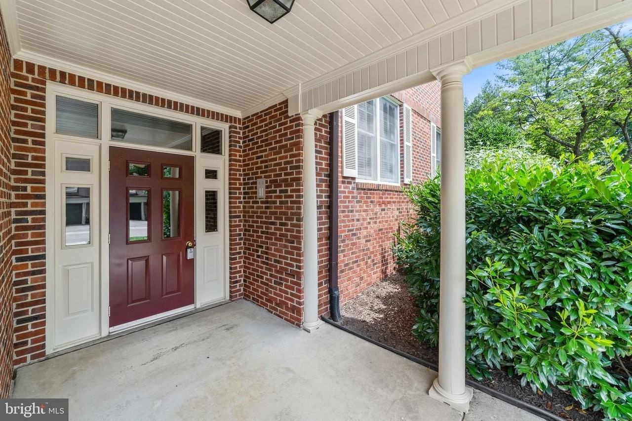 7254 Glen Hollow Ct - Photo 5 of 45