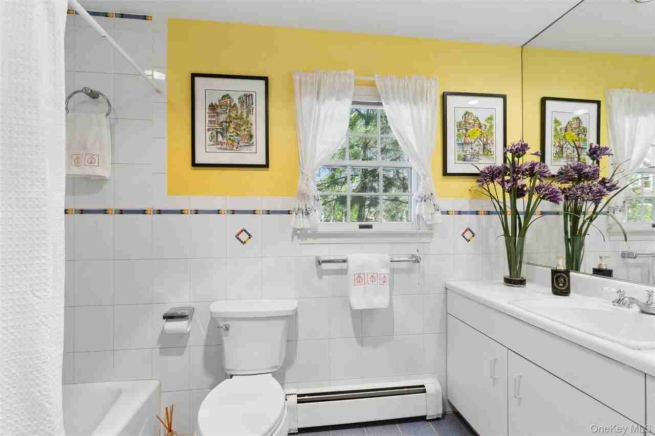 425 Briarwood Ln - Photo 7 of 33