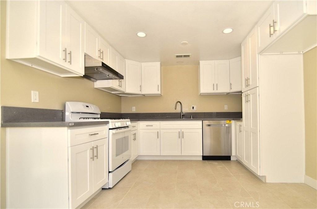 180 Southampton Way #32 - Photo 4 of 16
