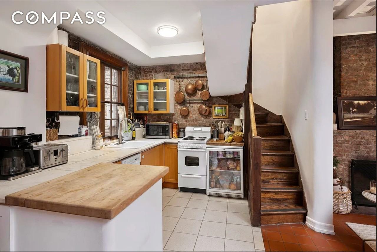61 Perry St - Photo 3 of 11