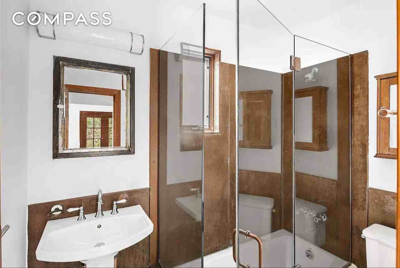 61 Perry St - Photo 7 of 11