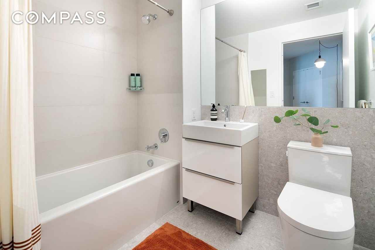 3077 Vernon Blvd #520E - Photo 5 of 8