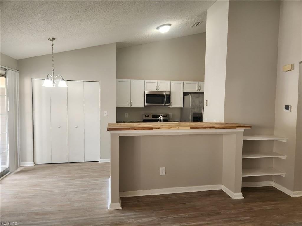 16 Lakeside Cres #B - Photo 6 of 14