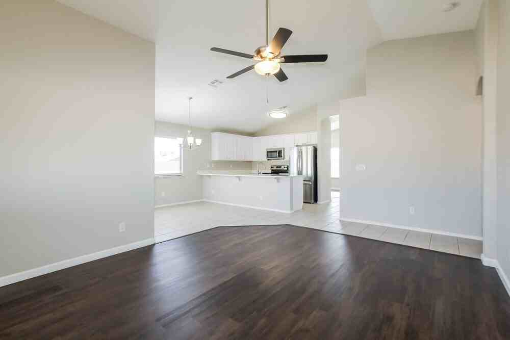 4503 N 88th Ave - Photo 4 of 16