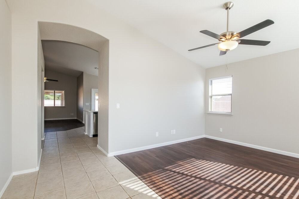 4503 N 88th Ave - Photo 5 of 16