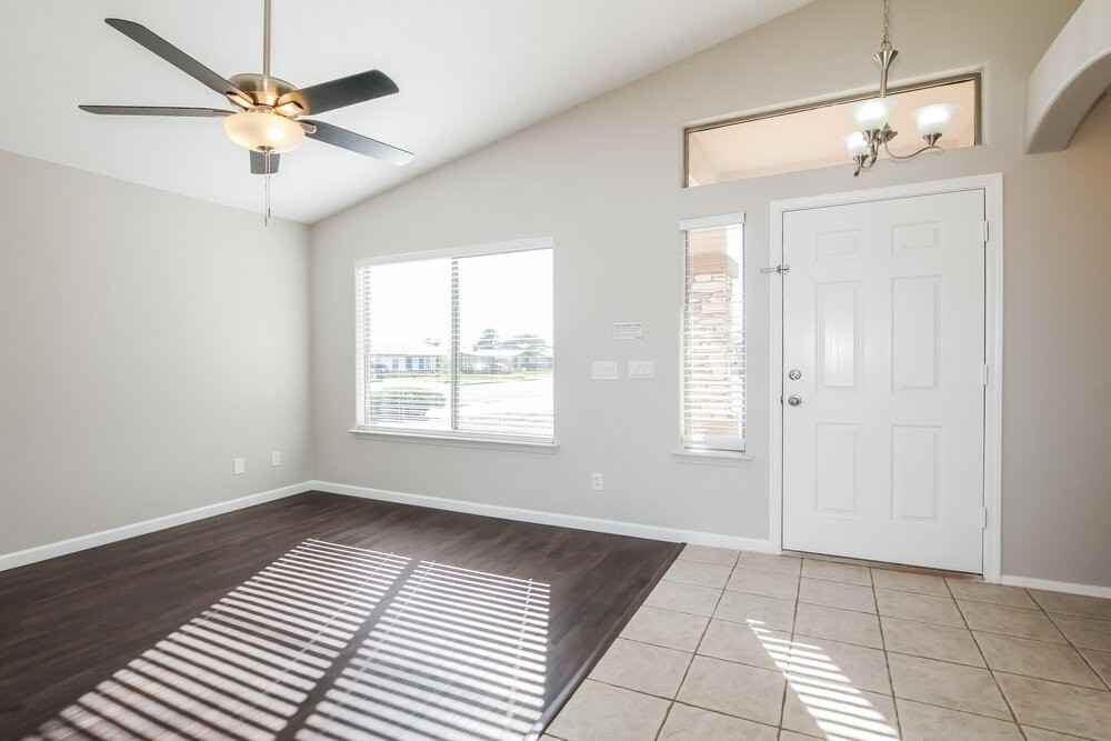 4503 N 88th Ave - Photo 6 of 16