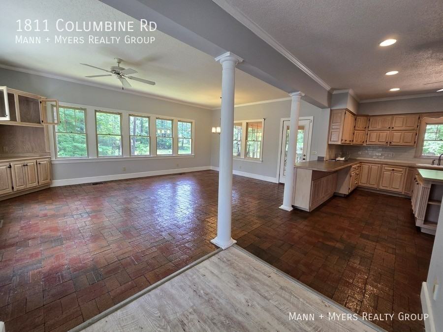 1811 Columbine Rd - Photo 7 of 41