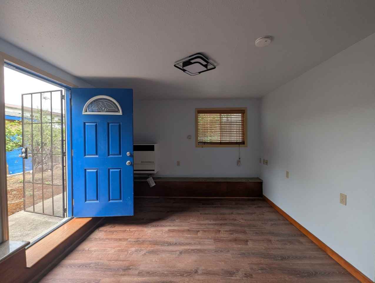 5819 Bayview Ave - Photo 3 of 22