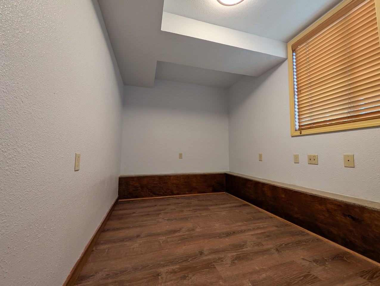 5819 Bayview Ave - Photo 4 of 22
