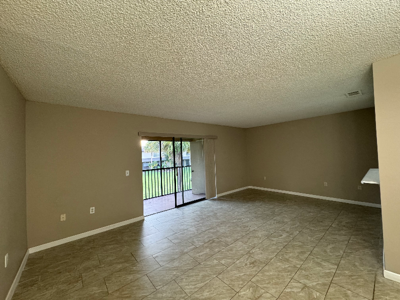 1062 Ellen Ct - Photo 3 of 11