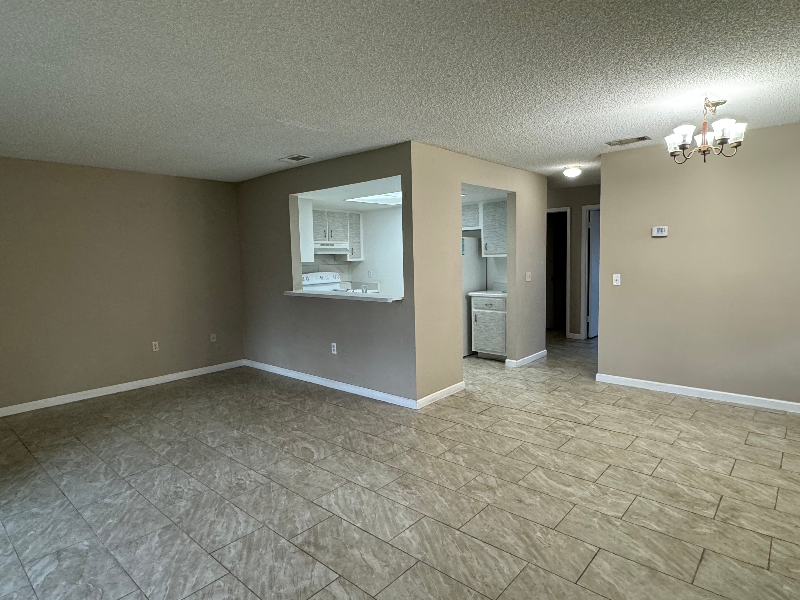 1062 Ellen Ct - Photo 4 of 11
