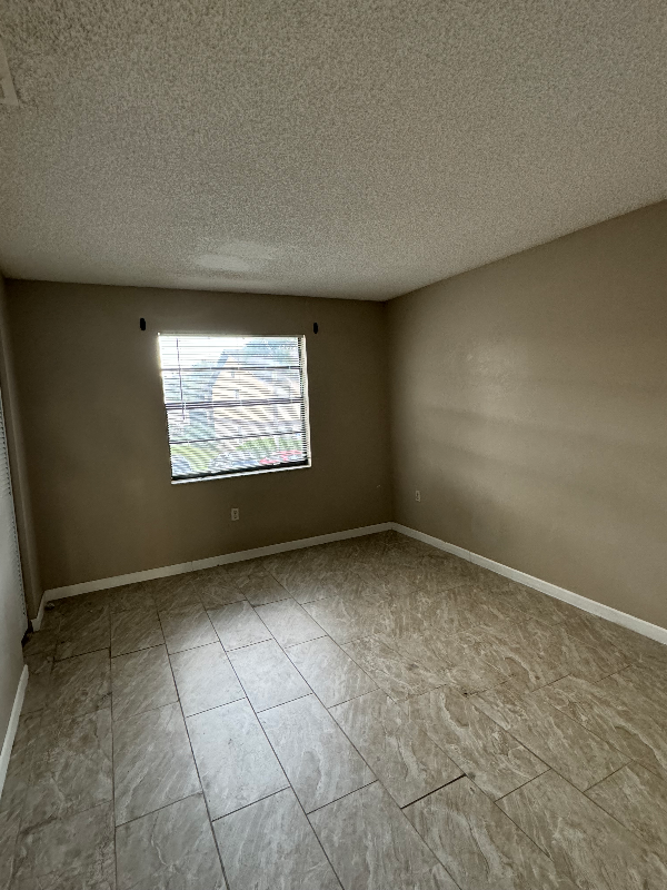 1062 Ellen Ct - Photo 6 of 11