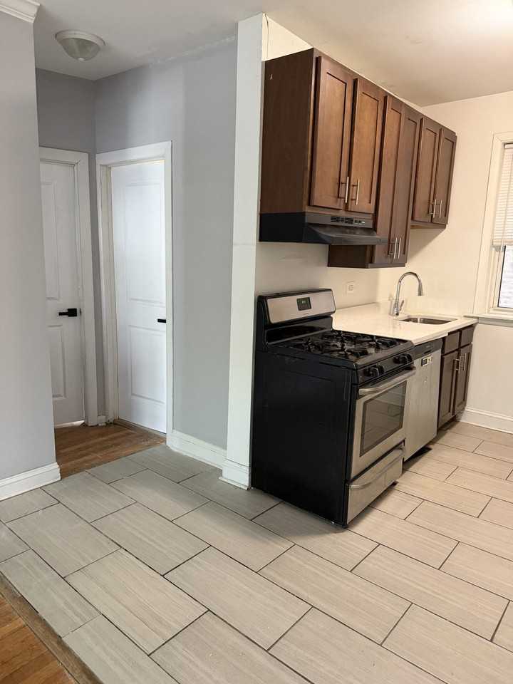5964 N Paulina St Apt 1st #1st - Photo 5 of 11