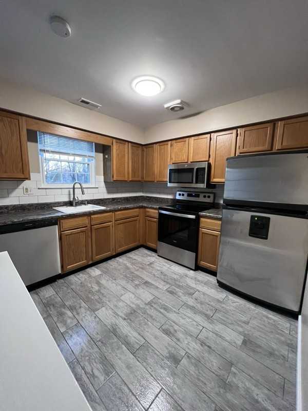 33 Everett Dr - Photo 2 of 21