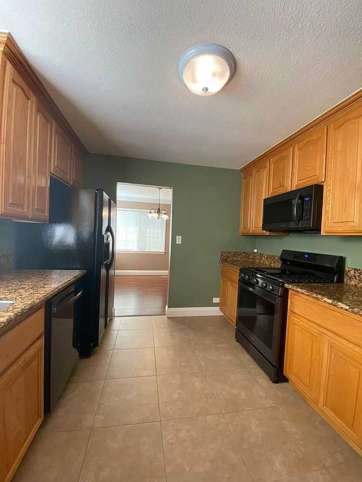 2088 22nd St - Photo 4 of 13