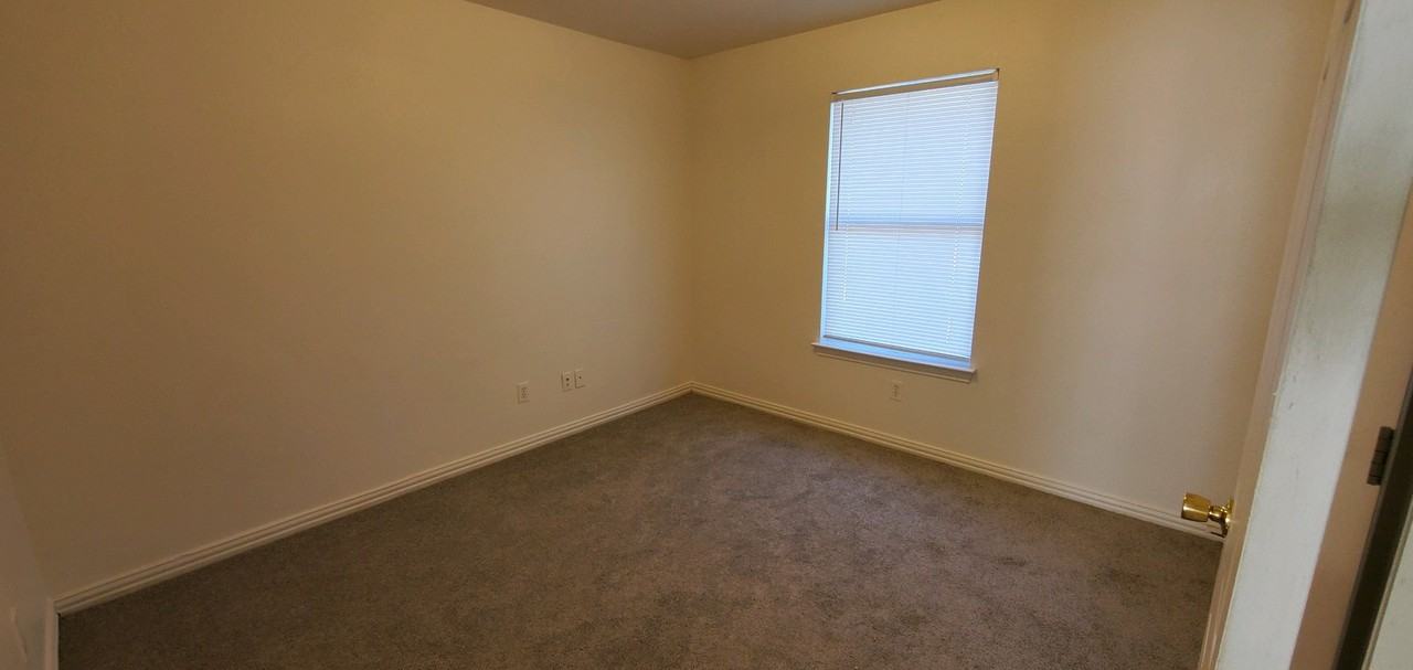 13637 Biggs St - Photo 5 of 12