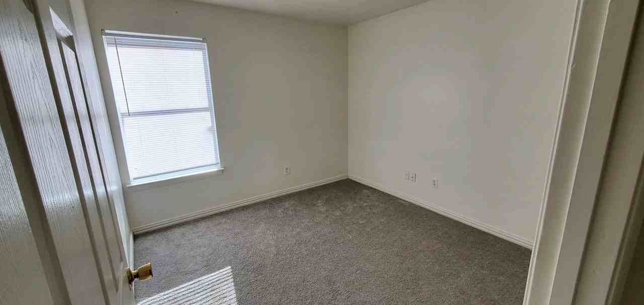 13637 Biggs St - Photo 7 of 12