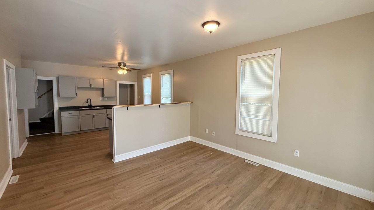 5032 N 32nd St - Photo 3 of 11