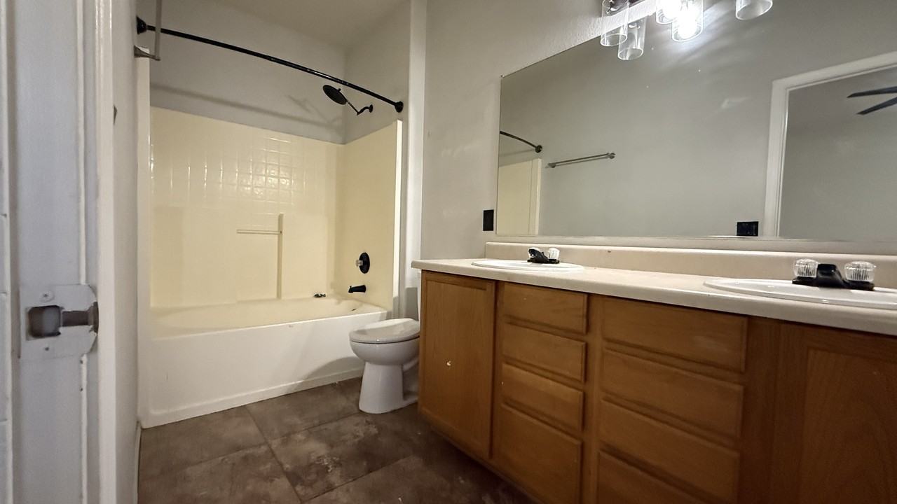 4604 North 92nd Lane - Photo 5 of 10