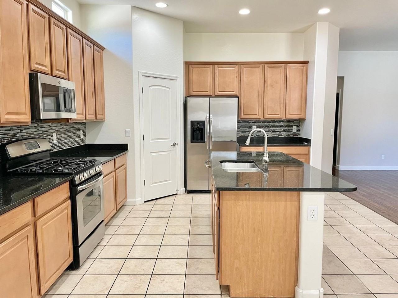 638 E Charlevoix Ave - Photo 4 of 12