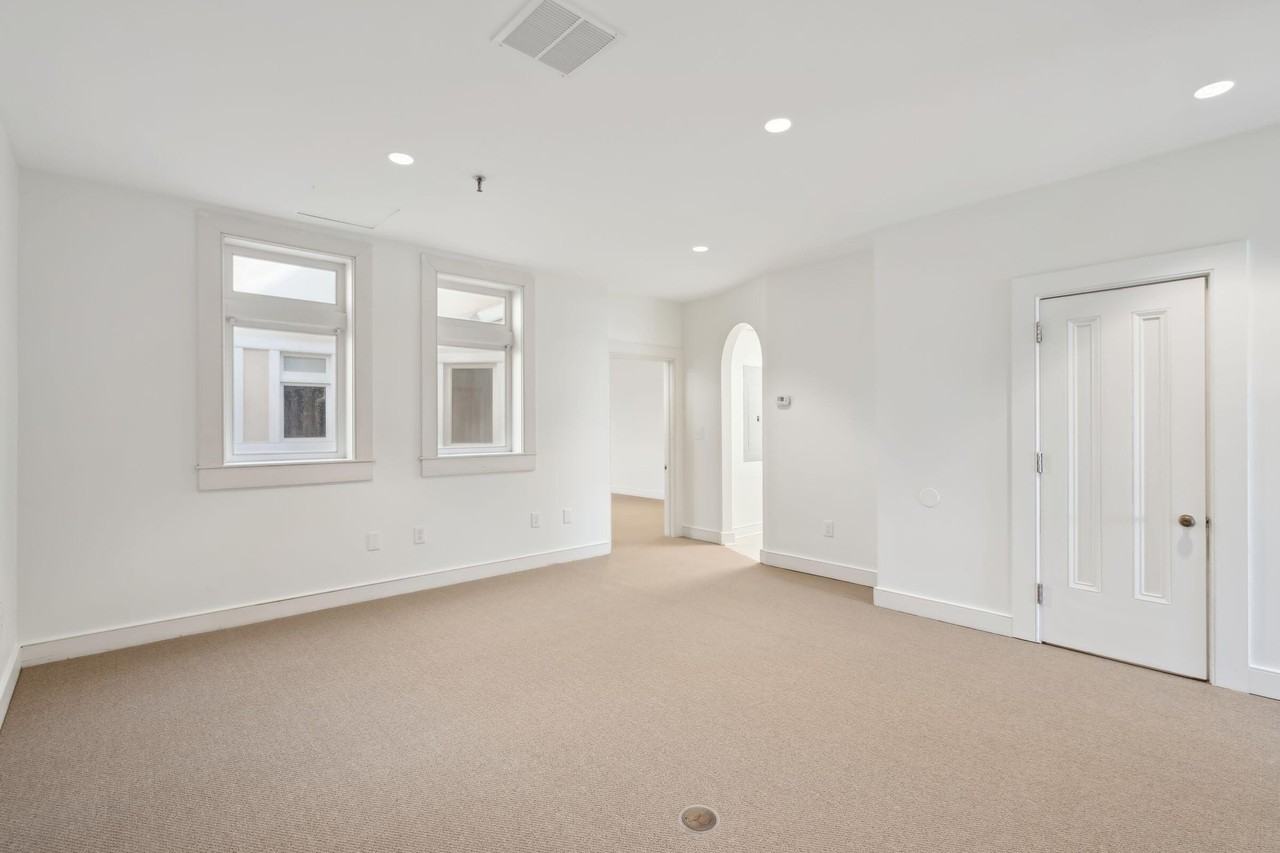 233 King St #C - Photo 6 of 25