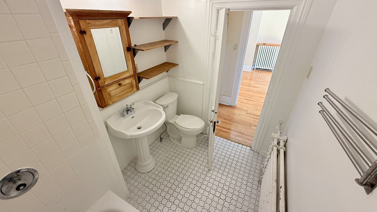 14 Galt St - Photo 4 of 8