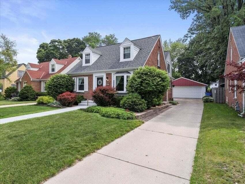 4942 N Berkeley Blvd - Photo 2 of 25
