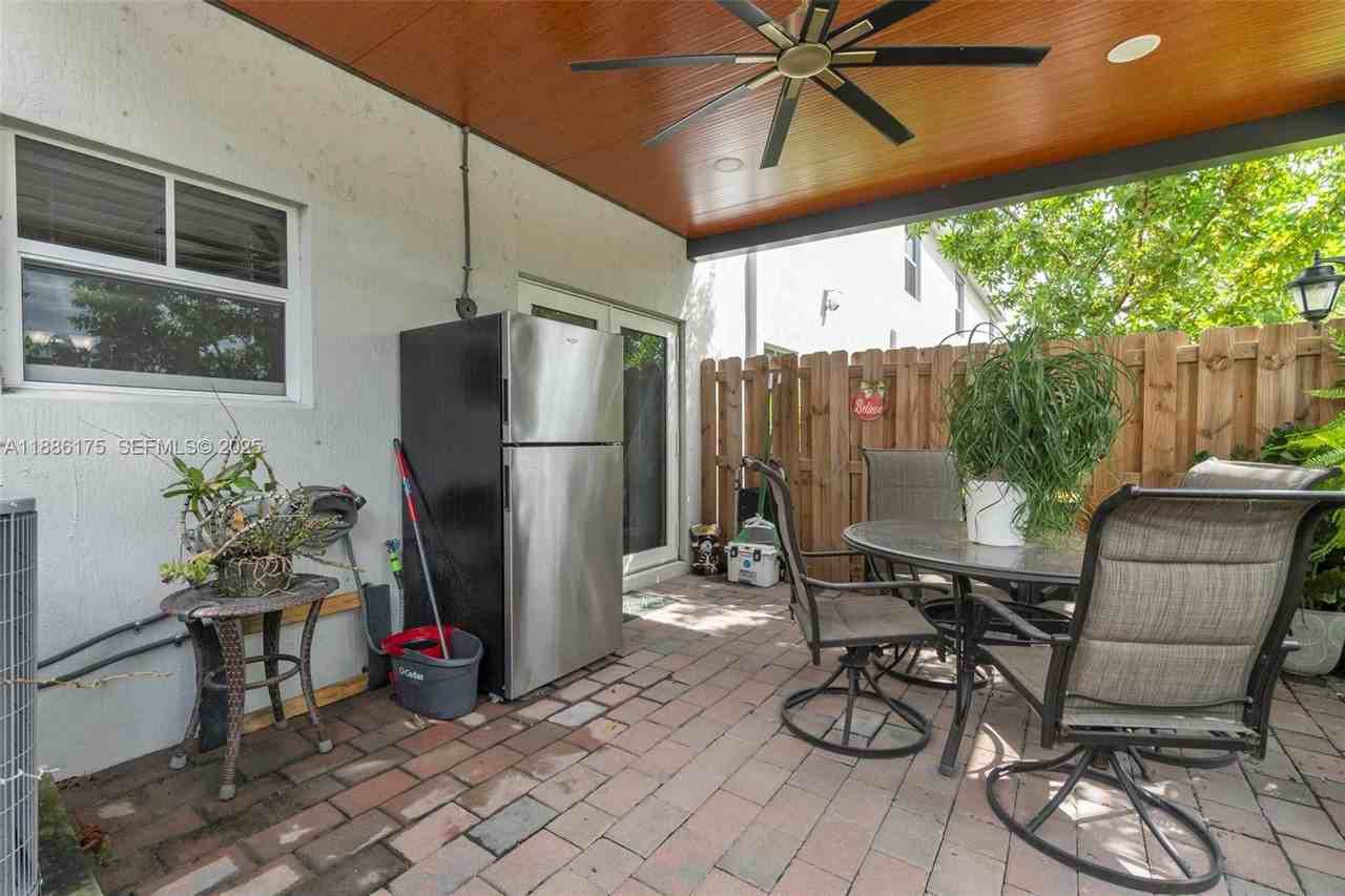 504 Ne 1st St #504 - Photo 2 of 8