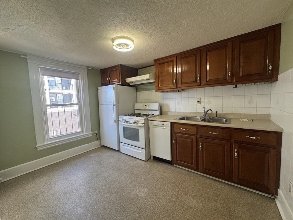 58 Hichborn St #2 - Photo 3 of 14
