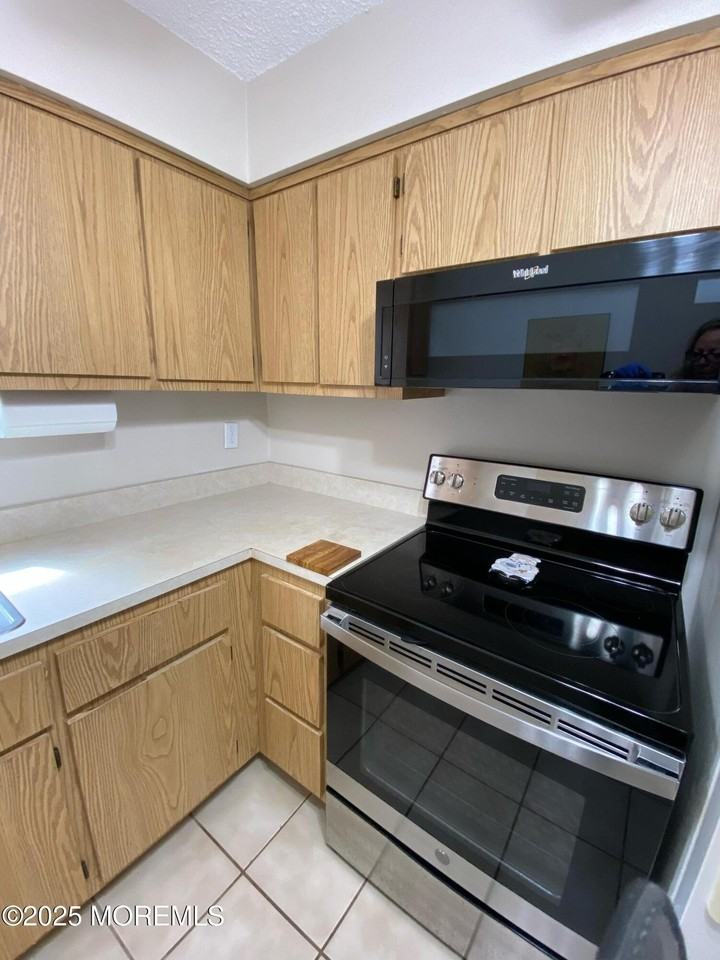 548 Ocean Blvd #8 - Photo 3 of 9