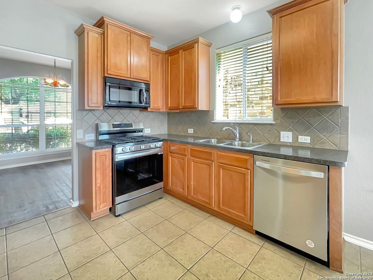 3638 Bennington Way - Photo 4 of 24