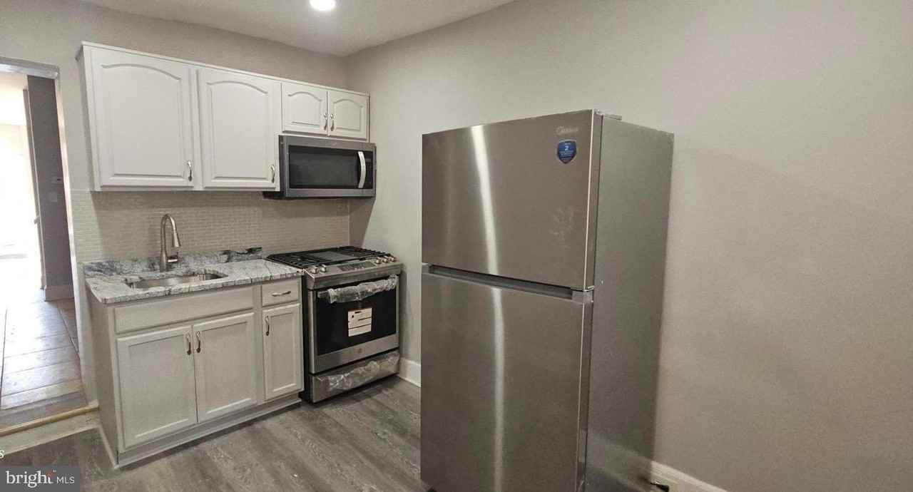 1029 Lancaster Ave - Photo 2 of 5