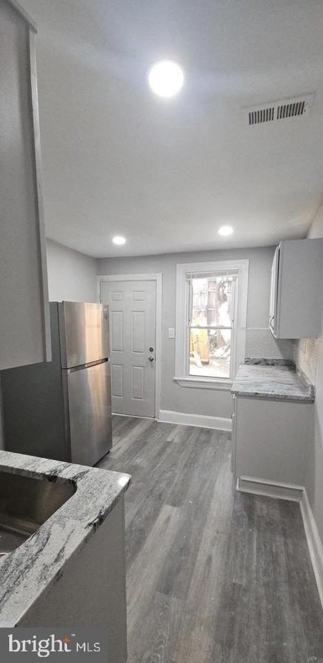 1029 Lancaster Ave - Photo 3 of 5