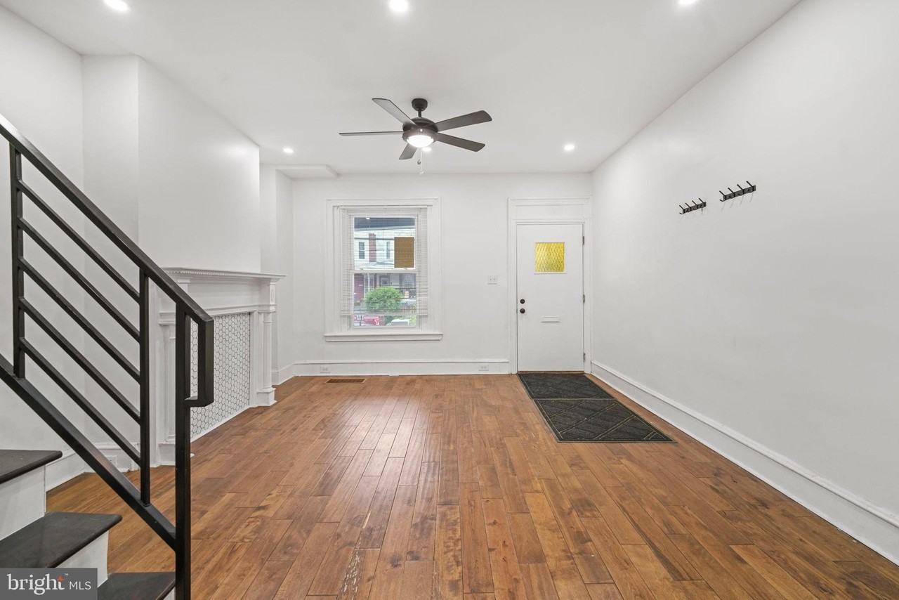 5527 Catharine St - Photo 3 of 20