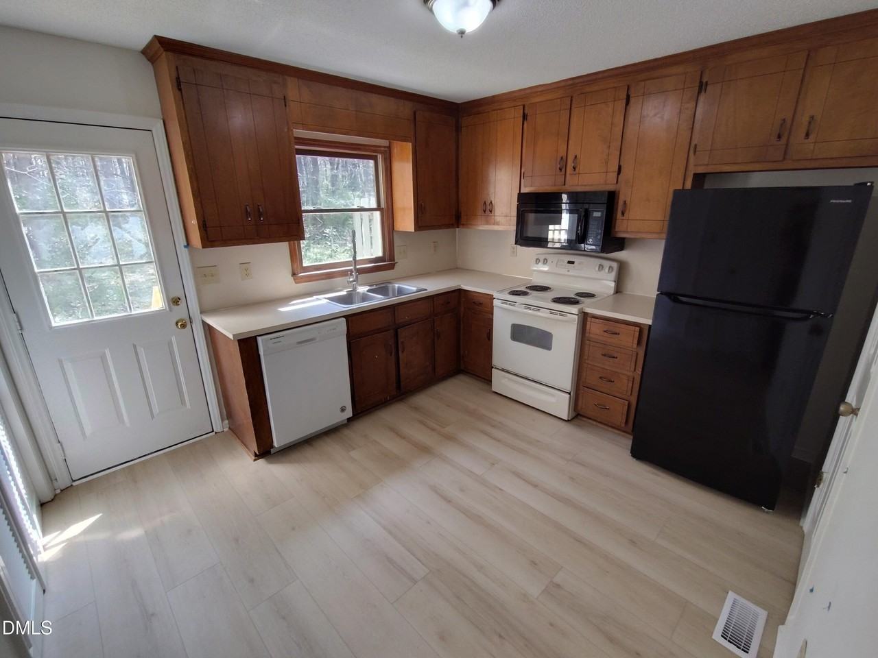 2211 Peppertree St #B - Photo 5 of 9
