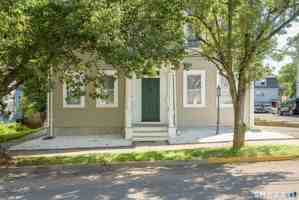 featured image of 163 College St