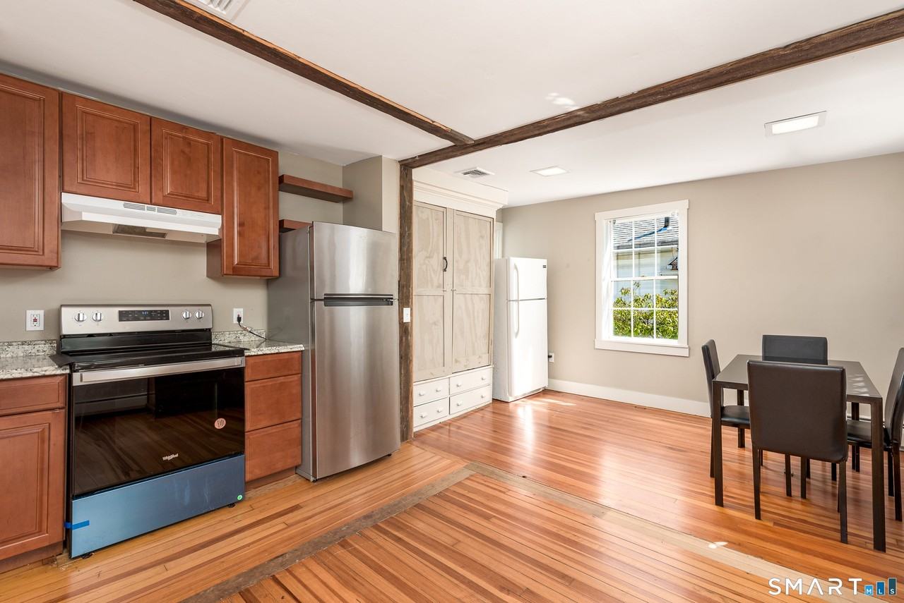 163 College St - Photo 4 of 18