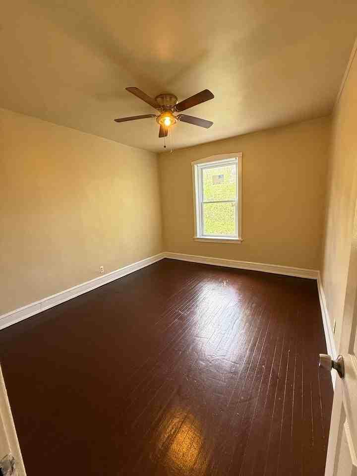 715 W 57th St - Photo 3 of 12