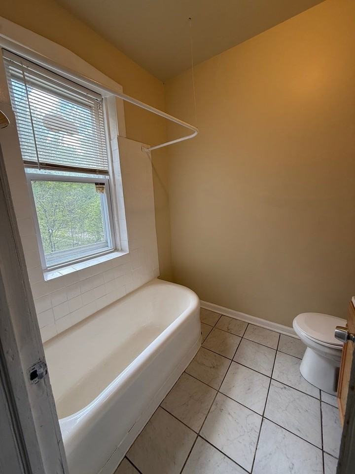 715 W 57th St - Photo 4 of 12