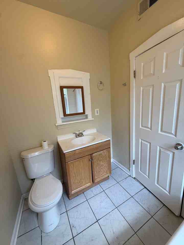 715 W 57th St - Photo 5 of 12