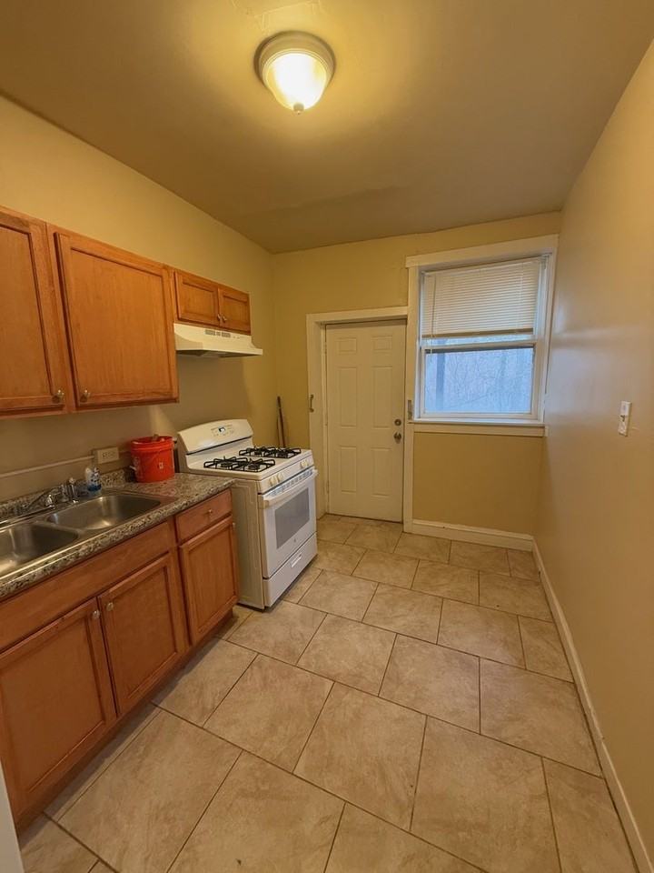 715 W 57th St ##2 - Photo 6 of 12
