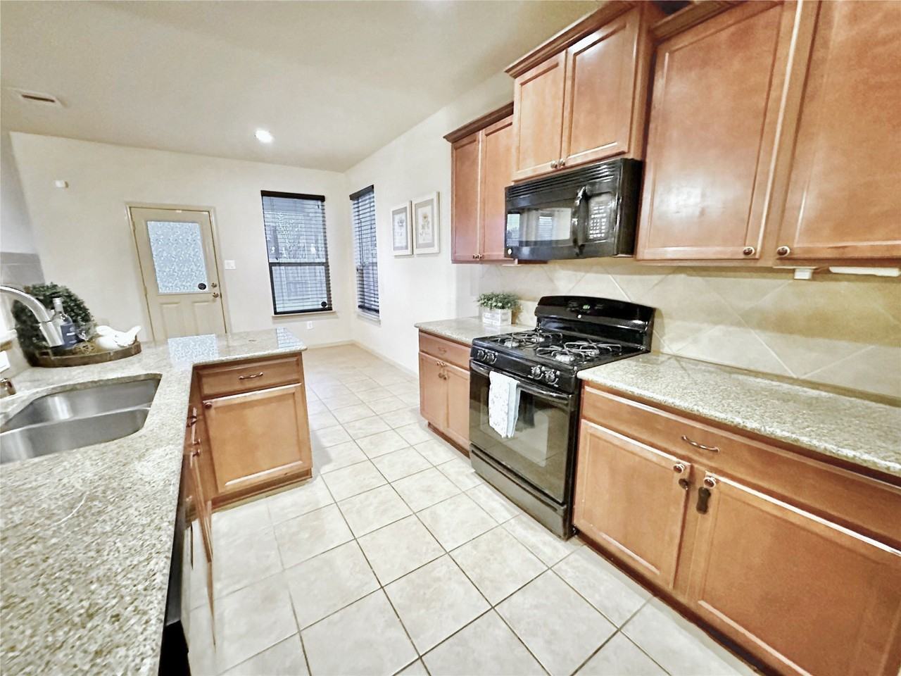 12801 Winter Springs Dr - Photo 4 of 23
