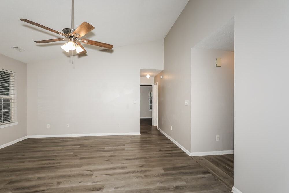 5298 Gateway Ave - Photo 3 of 16