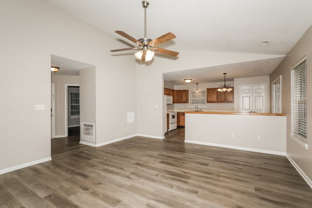 5298 Gateway Ave - Photo 5 of 16