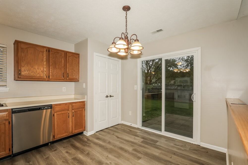 5298 Gateway Ave - Photo 7 of 16