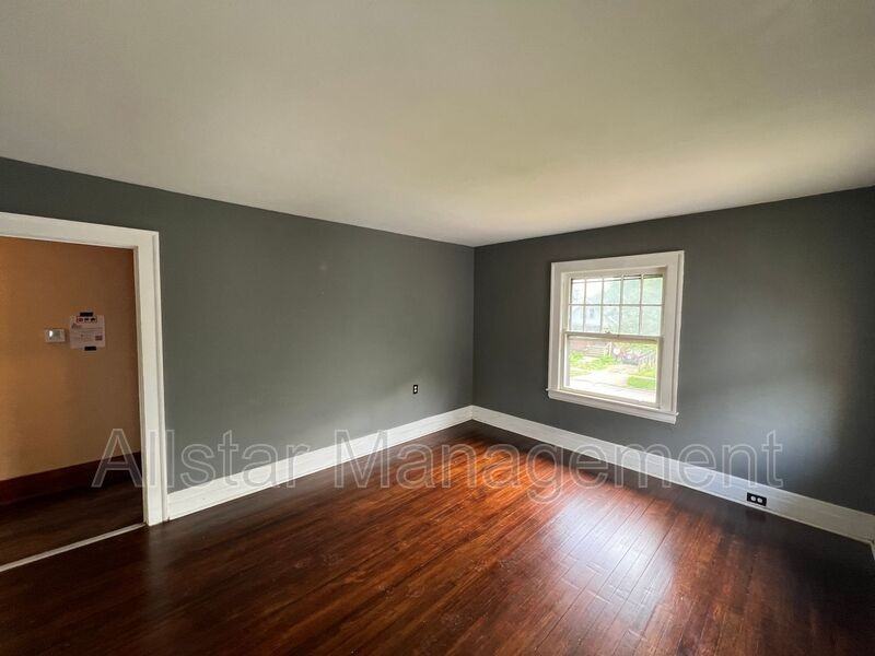 411 9th St - Photo 4 of 16