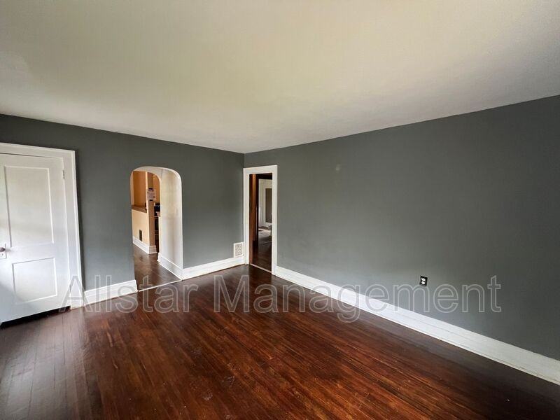 411 9th St - Photo 5 of 16