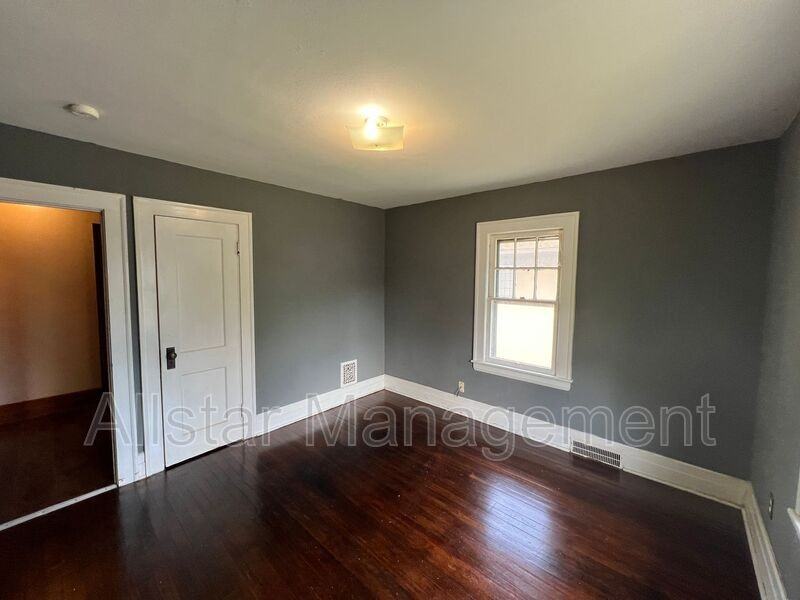 411 9th St - Photo 6 of 16